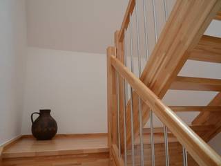 Wangentreppe Homburg, lifestyle-treppen.de lifestyle-treppen.de Classic style corridor, hallway and stairs Wood Wood effect