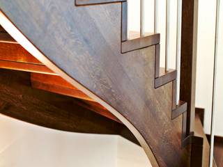 Wangentreppe Kirchheimbolanden, lifestyle-treppen.de lifestyle-treppen.de ทางเดินสไตล์คลาสสิกห้องโถงและบันได ไม้ Wood effect