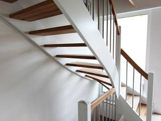 Wangentreppe Wolfenbüttel, lifestyle-treppen.de lifestyle-treppen.de ทางเดินสไตล์คลาสสิกห้องโถงและบันได ไม้ Wood effect