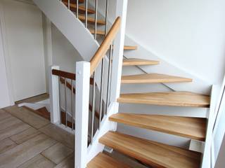 Wangentreppe Wolfenbüttel, lifestyle-treppen.de lifestyle-treppen.de ทางเดินสไตล์คลาสสิกห้องโถงและบันได ไม้ Wood effect