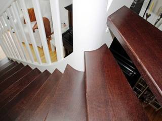 Wangentreppe Jena, lifestyle-treppen.de lifestyle-treppen.de Classic style corridor, hallway and stairs Wood Wood effect