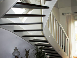 Wangentreppe Jena, lifestyle-treppen.de lifestyle-treppen.de Classic style corridor, hallway and stairs Wood Wood effect