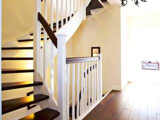 Wangentreppe Neubrandenburg, lifestyle-treppen.de lifestyle-treppen.de Classic style corridor, hallway and stairs Wood Wood effect