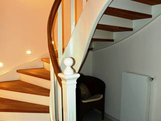 Wangentreppe Magdeburg, lifestyle-treppen.de lifestyle-treppen.de Classic style corridor, hallway and stairs Wood Wood effect