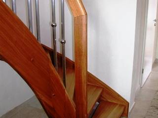 Wangentreppe Dahn, lifestyle-treppen.de lifestyle-treppen.de Pasillos, vestíbulos y escaleras clásicas Madera Acabado en madera