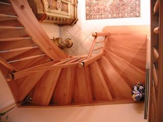 Wangentreppe Marburg, lifestyle-treppen.de lifestyle-treppen.de Corredores, halls e escadas clássicos Madeira Acabamento em madeira