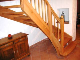 Wangentreppe Schmelz, lifestyle-treppen.de lifestyle-treppen.de راهرو سبک کلاسیک، راهرو و پله خشب Wood effect