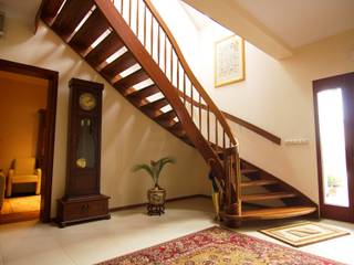 Wangentreppe Sankt Wendel, lifestyle-treppen.de lifestyle-treppen.de ทางเดินสไตล์คลาสสิกห้องโถงและบันได ไม้ Wood effect