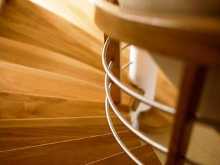 Wangentreppe Frankenthal, lifestyle-treppen.de lifestyle-treppen.de ทางเดินสไตล์คลาสสิกห้องโถงและบันได ไม้ Wood effect