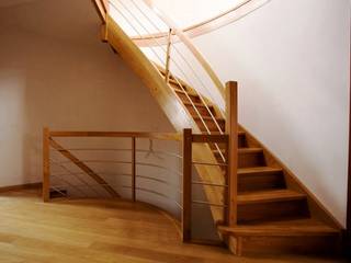 Wangentreppe Frankenthal, lifestyle-treppen.de lifestyle-treppen.de Pasillos, vestíbulos y escaleras clásicas Madera Acabado en madera