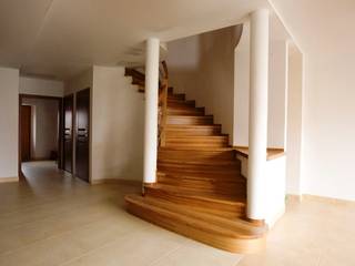 Wangentreppe Frankenthal, lifestyle-treppen.de lifestyle-treppen.de Classic style corridor, hallway and stairs Wood Wood effect