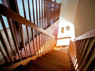 Wangentreppe Gera, lifestyle-treppen.de lifestyle-treppen.de ทางเดินสไตล์คลาสสิกห้องโถงและบันได ไม้ Wood effect