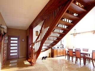 Wangentreppe Gera, lifestyle-treppen.de lifestyle-treppen.de ทางเดินสไตล์คลาสสิกห้องโถงและบันได ไม้ Wood effect