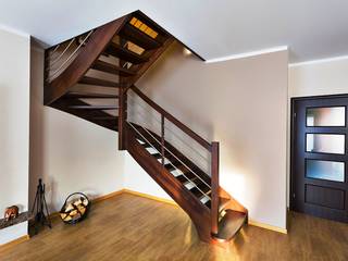 Wangentreppe Saarlouis, lifestyle-treppen.de lifestyle-treppen.de ทางเดินสไตล์คลาสสิกห้องโถงและบันได ไม้ Wood effect