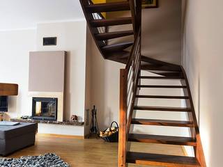 Wangentreppe Saarlouis, lifestyle-treppen.de lifestyle-treppen.de Classic style corridor, hallway and stairs Wood Wood effect