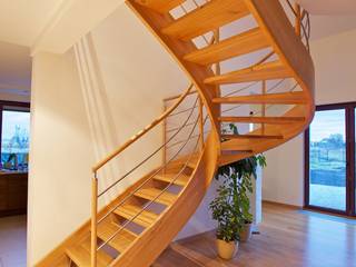 Wangentreppe Krefeld, lifestyle-treppen.de lifestyle-treppen.de Classic style corridor, hallway and stairs Wood Wood effect