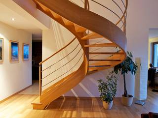Wangentreppe Krefeld, lifestyle-treppen.de lifestyle-treppen.de Classic style corridor, hallway and stairs Wood Wood effect