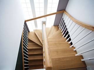 Wangentreppe Weil, lifestyle-treppen.de lifestyle-treppen.de Corredores, halls e escadas clássicos Madeira Acabamento em madeira