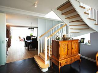 Wangentreppe Weil, lifestyle-treppen.de lifestyle-treppen.de Classic style corridor, hallway and stairs Wood Wood effect