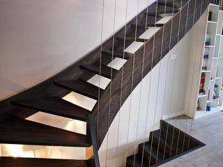 Wangentreppe Iserlohn, lifestyle-treppen.de lifestyle-treppen.de Modern Corridor, Hallway and Staircase Wood Wood effect