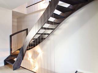 Wangentreppe Iserlohn, lifestyle-treppen.de lifestyle-treppen.de Modern Corridor, Hallway and Staircase Wood Wood effect