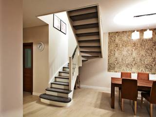 Wangentreppe Bad Homburg, lifestyle-treppen.de lifestyle-treppen.de クラシカルスタイルの 玄関&廊下&階段 木 木目調