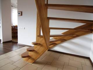 Wangentreppe Bremerhaven, lifestyle-treppen.de lifestyle-treppen.de ทางเดินสไตล์คลาสสิกห้องโถงและบันได ไม้ Wood effect