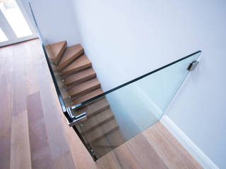 Custom-built cantilever staircase with oak-clad treads and frameless glass balustrades, Railing London Ltd Railing London Ltd Moderne gangen, hallen & trappenhuizen