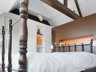 Ijzersterkinterieurontwerp, Txell Alarcon Txell Alarcon Modern style bedroom