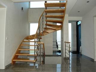 Wangen-Bolzentreppe Konstanz, lifestyle-treppen.de lifestyle-treppen.de Modern corridor, hallway & stairs Wood Wood effect