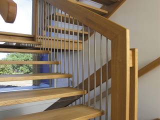 Wangen-Bolzentreppe Plauen , lifestyle-treppen.de lifestyle-treppen.de Modern corridor, hallway & stairs Wood Wood effect