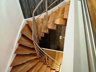 Wangen-Bolzentreppe Aschaffenburg, lifestyle-treppen.de lifestyle-treppen.de Modern corridor, hallway & stairs Wood Wood effect