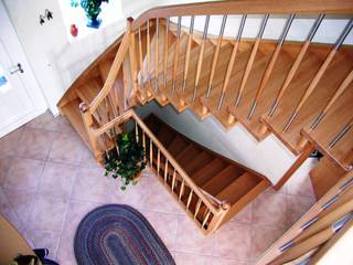 Wangen-Bolzentreppe Görlitz, lifestyle-treppen.de lifestyle-treppen.de Modern corridor, hallway & stairs Wood Wood effect