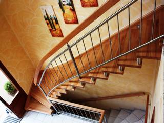 Wangen-Bolzentreppe Weimar, lifestyle-treppen.de lifestyle-treppen.de Pasillos, vestíbulos y escaleras modernos Madera Acabado en madera