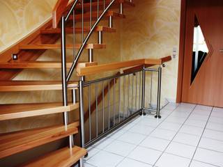 Wangen-Bolzentreppe Weimar, lifestyle-treppen.de lifestyle-treppen.de Modern corridor, hallway & stairs Wood Wood effect