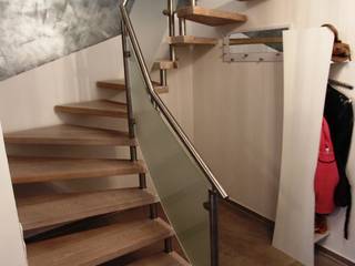 Bolzentreppe Kerpen, lifestyle-treppen.de lifestyle-treppen.de Corredores, halls e escadas modernos Madeira Acabamento em madeira