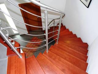 Bolzentreppe Lüneburg, lifestyle-treppen.de lifestyle-treppen.de الممر الحديث، المدخل و الدرج خشب Wood effect