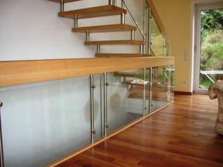 Bolzentreppe Celle, lifestyle-treppen.de lifestyle-treppen.de Modern corridor, hallway & stairs Wood Wood effect