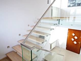 Bolzentreppe Hannover, lifestyle-treppen.de lifestyle-treppen.de Modern corridor, hallway & stairs Wood Wood effect