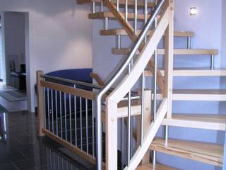 Bolzentreppe Aalen, lifestyle-treppen.de lifestyle-treppen.de ห้องโถงทางเดินและบันไดสมัยใหม่ ไม้ Wood effect