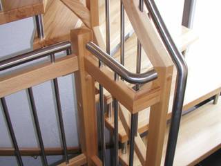 Bolzentreppe Aalen, lifestyle-treppen.de lifestyle-treppen.de Modern corridor, hallway & stairs Wood Wood effect