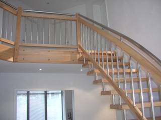Bolzentreppe Aalen, lifestyle-treppen.de lifestyle-treppen.de Modern Corridor, Hallway and Staircase Wood Wood effect