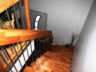 Bolzentreppe Offenburg, lifestyle-treppen.de lifestyle-treppen.de Modern corridor, hallway & stairs Wood Wood effect