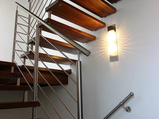 Bolzentreppe Kiel, lifestyle-treppen.de lifestyle-treppen.de Modern corridor, hallway & stairs Wood Wood effect