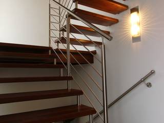 Bolzentreppe Kiel, lifestyle-treppen.de lifestyle-treppen.de ห้องโถงทางเดินและบันไดสมัยใหม่ ไม้ Wood effect