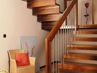 Bolzentreppe Menden, lifestyle-treppen.de lifestyle-treppen.de ห้องโถงทางเดินและบันไดสมัยใหม่ ไม้ Wood effect