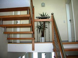 Bolzentreppe Gummersbach, lifestyle-treppen.de lifestyle-treppen.de Modern corridor, hallway & stairs Wood Wood effect