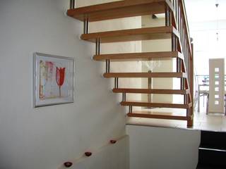Bolzentreppe Gummersbach, lifestyle-treppen.de lifestyle-treppen.de Modern corridor, hallway & stairs Wood Wood effect