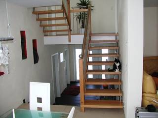 Bolzentreppe Gummersbach, lifestyle-treppen.de lifestyle-treppen.de ห้องโถงทางเดินและบันไดสมัยใหม่ ไม้ Wood effect