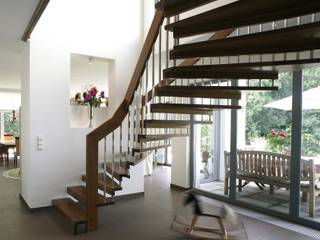 Bolzentreppe Norderstedt, lifestyle-treppen.de lifestyle-treppen.de Modern corridor, hallway & stairs Wood Wood effect